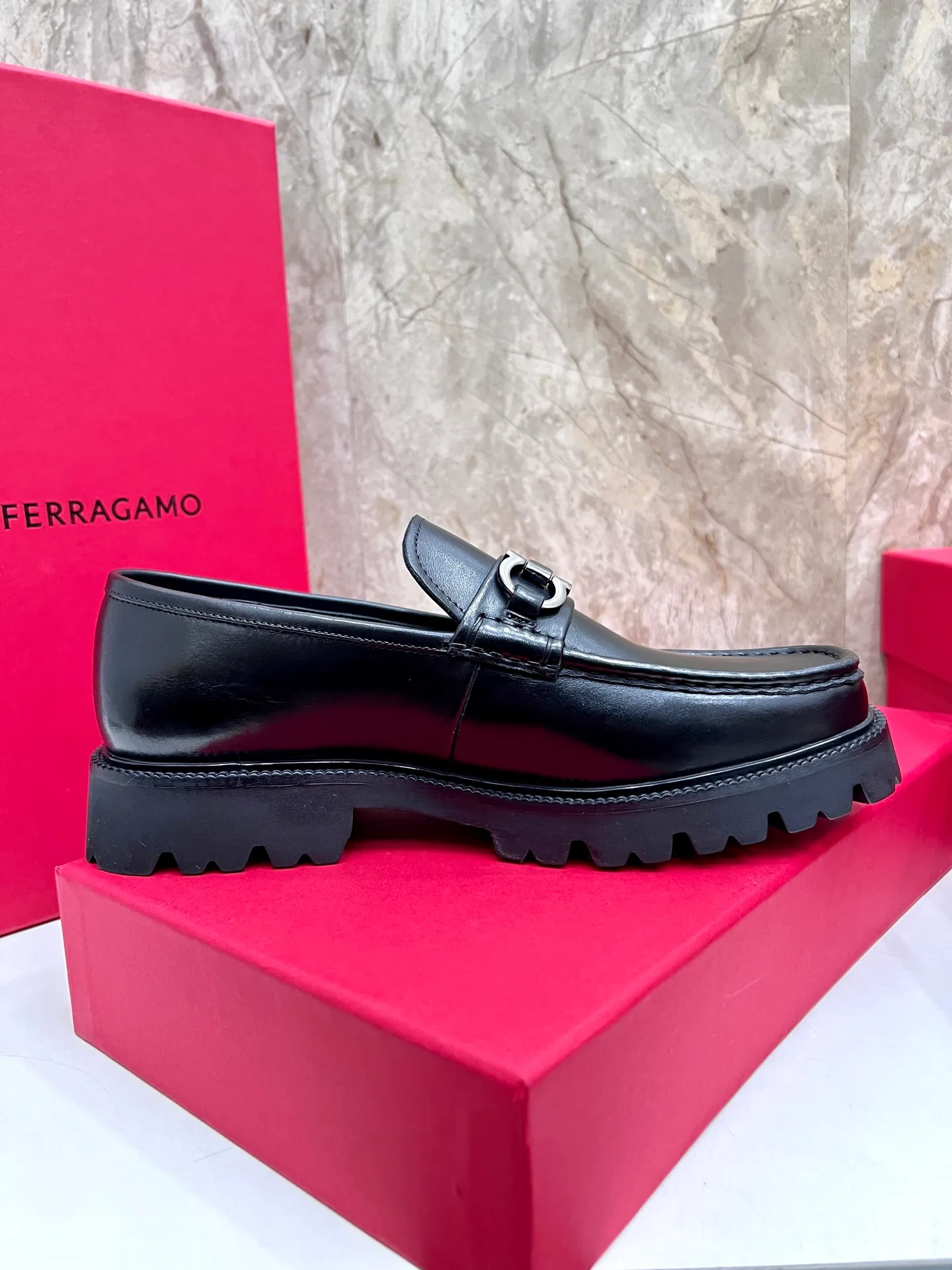 Original quality P580 Brand: Ferragamo Standard size: Men's size 38/44 (45.46 can be customized) Grade: Same style as the official website High-quality men's shoes Material: Customized first-layer calfskin with water-dyed cowhide lining Cowhide tiptoe Original non-slip and wear-resistant rubber outsole Style category: Men's formal business leather shoes are young and fashionable European and American trends British style Casual matching and comfortable feet Color: actual picture